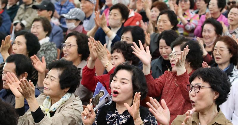 '어버이날 기념 효 콘서트'를 찾은 어르신들이 흥겨운 축하 공연에 맞춰 손뼉을 치고 있다 / 뉴스 1
