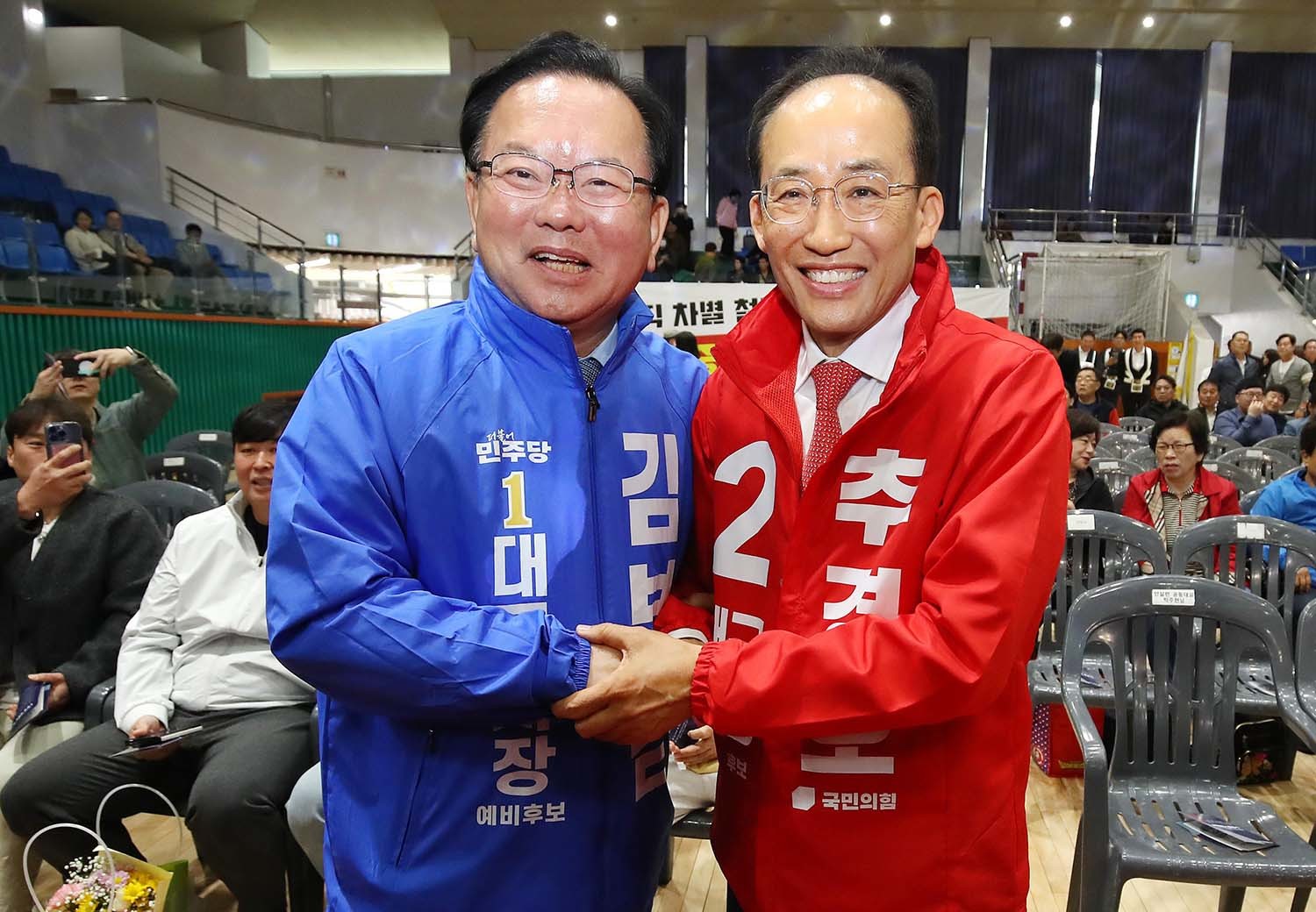 김부겸(왼쪽) 더불어민주당 대구시장 후보와 추경호 국민의힘 대구시장 후보가 1일 오전 대구 북구 시민체육관에서 열린 한국노총 노동절 기념대회에서 만나 악수하고 있다. / 뉴스1