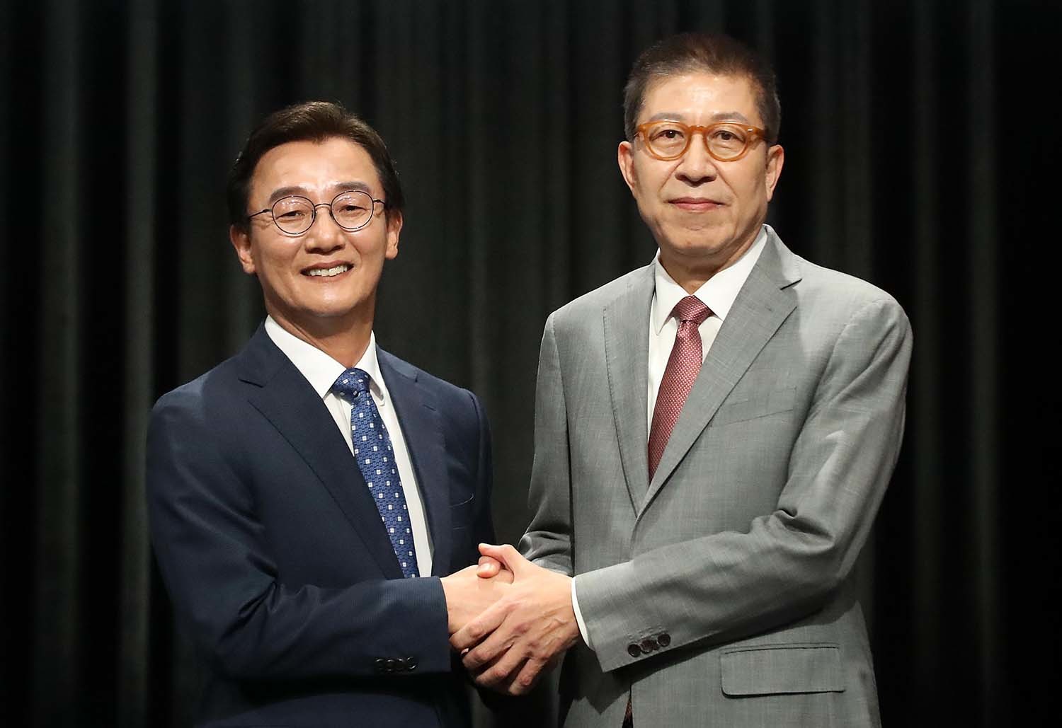 전재수(왼쪽) 더불어민주당 부산시장 후보와 박형준 국민의힘 부산시장 후보가 12일 오후 부산 동구 부산MBC에서 열린 6·3 지방선거 부산시장 후보자 토론회에 앞서 기념촬영을 하고 있다. / 뉴스1