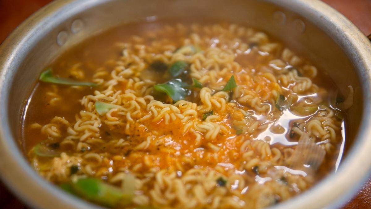 40년 동안 425억 개 팔렸다... 전 세계가 홀린 '이 라면'의 정체