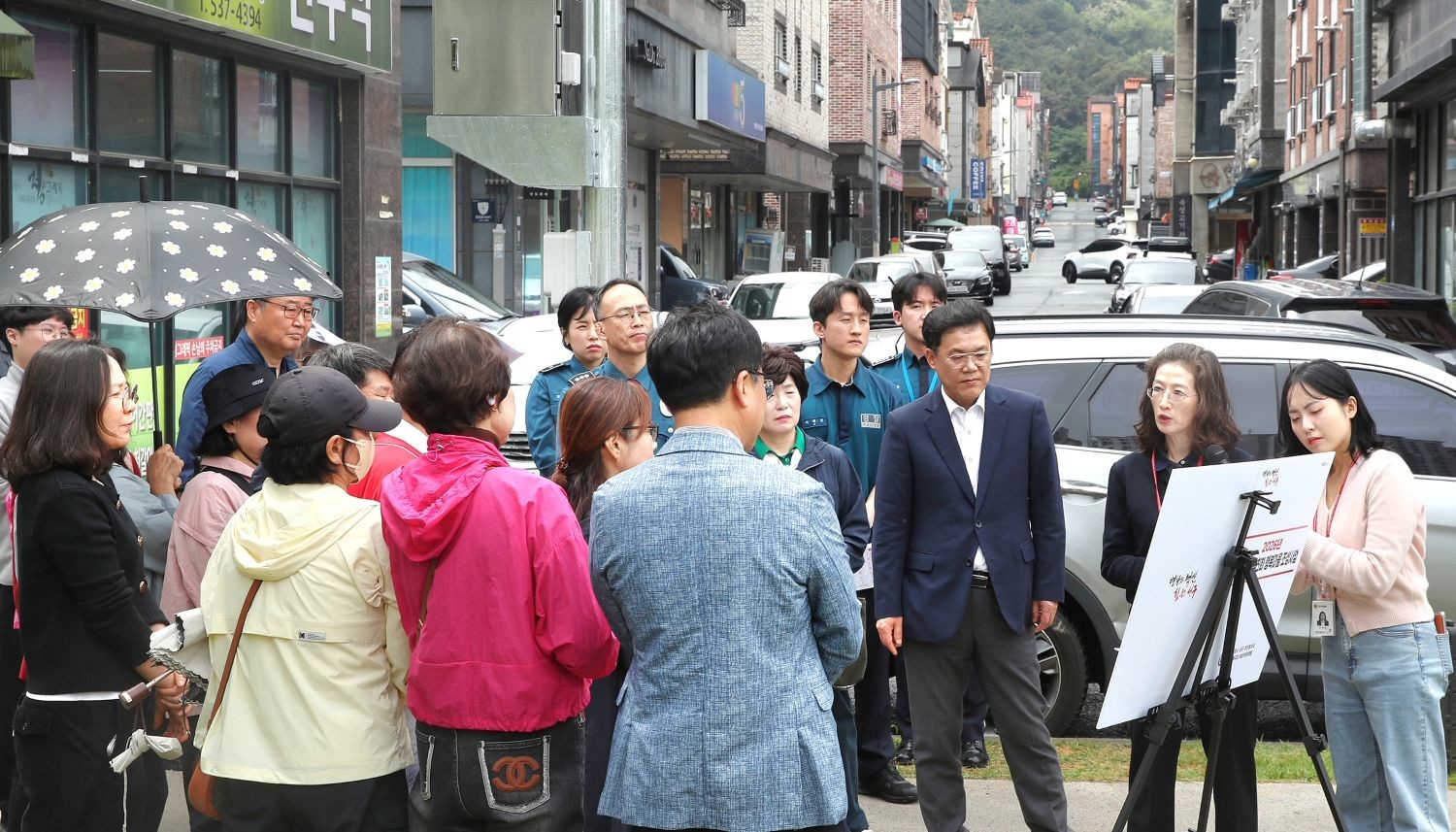 김낙철 서구청장 권한대행 등이 도안동 여성친화 행복마을 조성 현장을 살피고 있다. / 사진=대전 서구