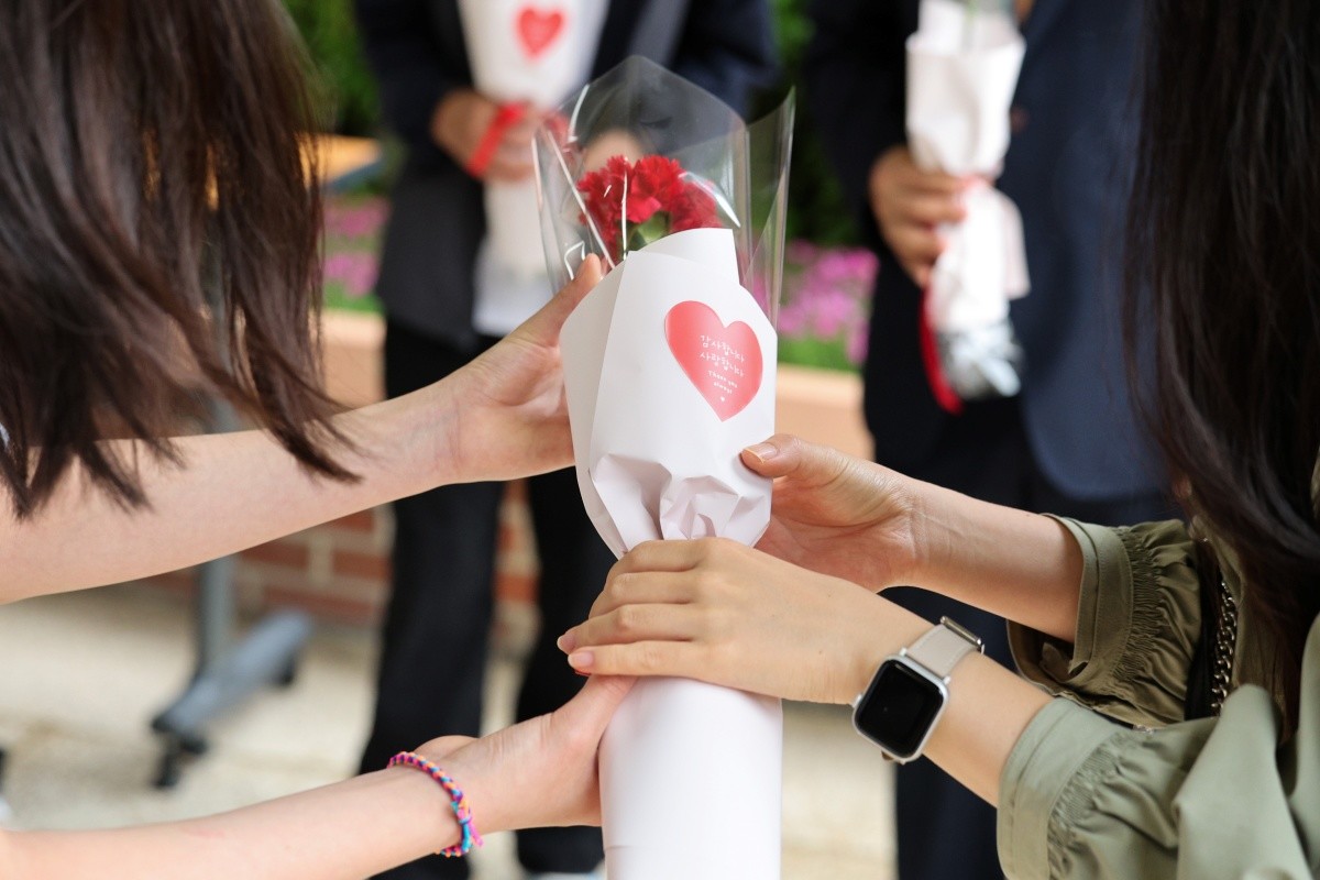 스승의 날 선생님이 학생들에게 꽃을 선물받고 있다 / 뉴스1