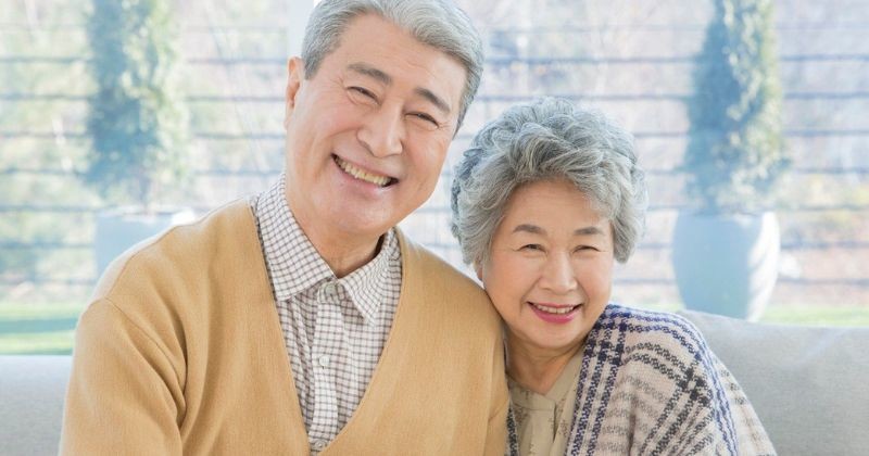 환하게 웃고 있는 한국 노부부의 모습이 안정적이고 편안한 노후 분위기를 보여주고 있다. / 셔터스톡