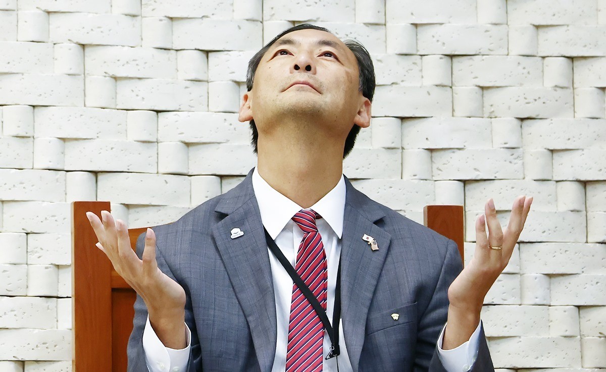 모스탄 미국 리버티대 교수가 한 교회에서 열린 초청 간증 집회에서 설교에 앞서 기도하고 있다. 자료 사진. 검찰이 모스 탄 미국 리버티대 교수를 재수사하라고 경찰에 요청한 것으로 전해졌다. 트럼프 1기 행정부에서 국무부 국제형사사법대사를 지낸 모스탄 교수는 이재명 대통령의 청소년 시절 강력범죄 연루설을 제기한 인물이다. 또 한국에서 부정선거가 이뤄졌다는 등의 음모론을 반복 주장해왔다.      / 뉴스1