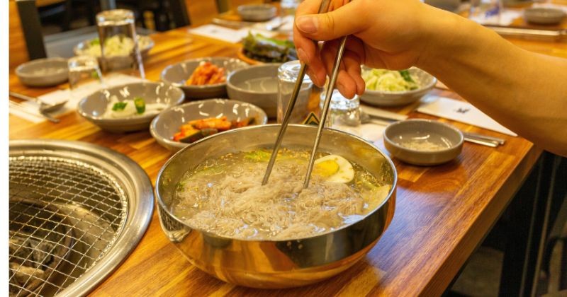 한국 음식 냉면 물냉면 / 셔터스톡