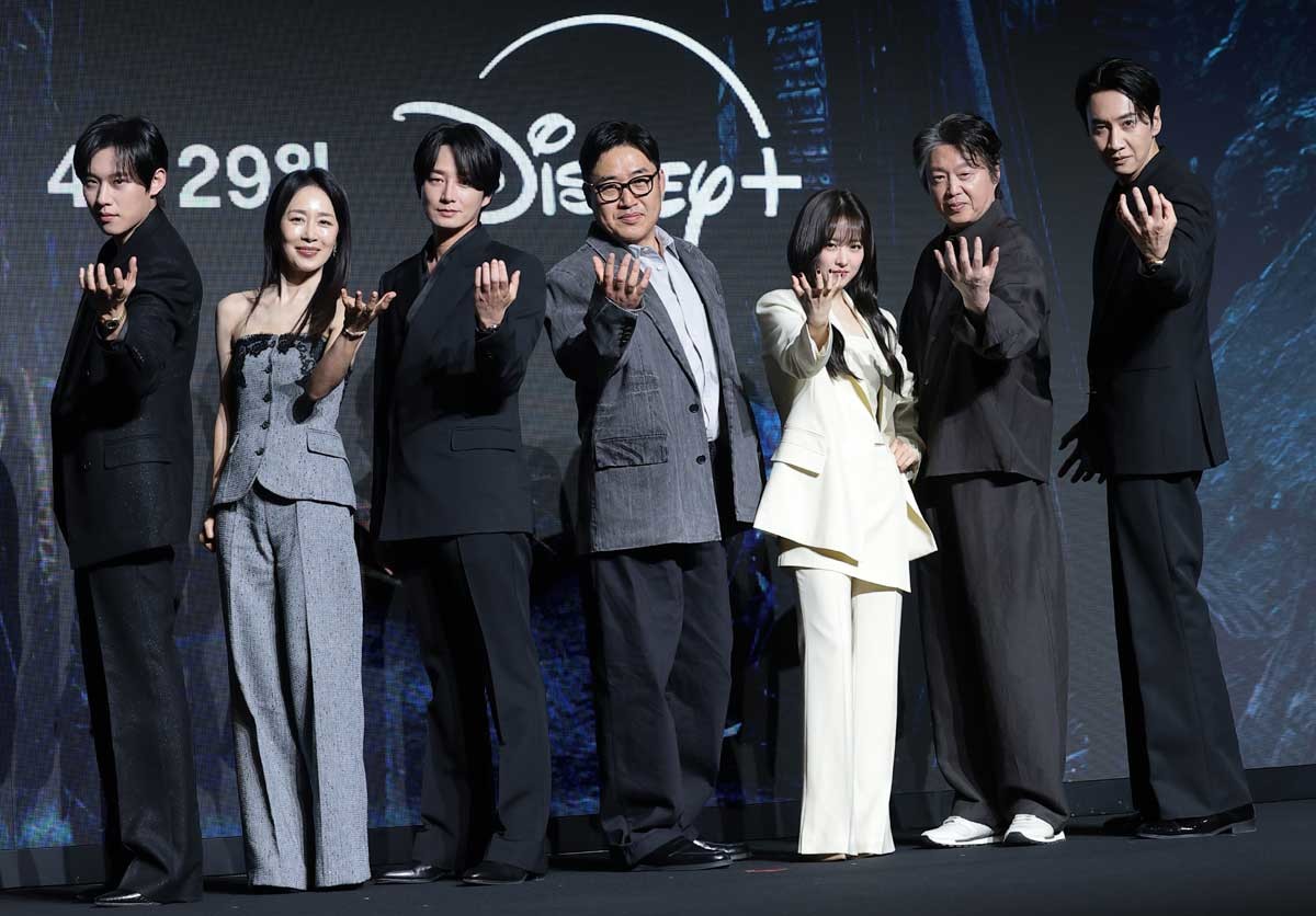 '골드랜드' 믿고 보는 배우들. 배우 김성철(왼쪽부터)과 문정희, 이현욱, 김성훈 감독, 박보영, 김희원, 이광수가 지난달 27일 오전 서울 영등포구 콘래드 서울 호텔에서 디즈니+ 오리지널 시리즈 ‘골드랜드’(극본 황조윤) 제작발표회에서 포즈를 취하고 있다. / 뉴스1