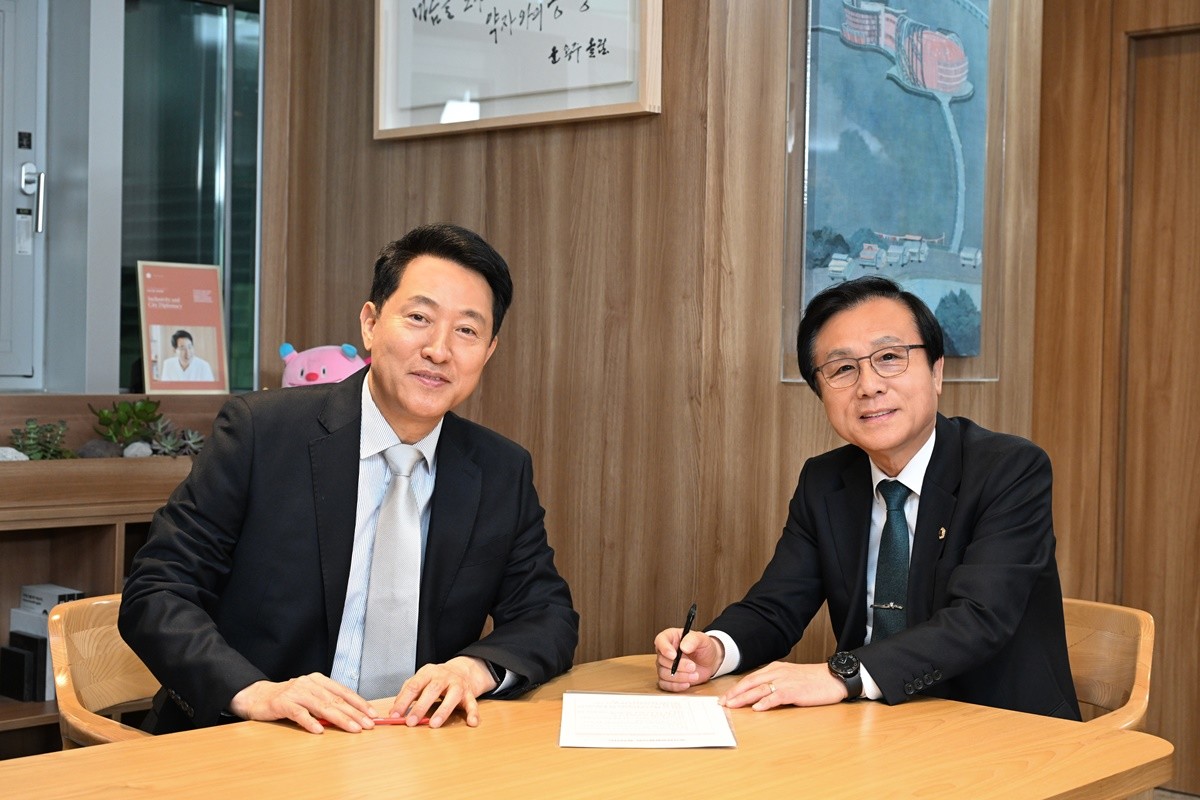 오세훈 서울시장과 강석주 서울시의원 / 서울시의회 제공