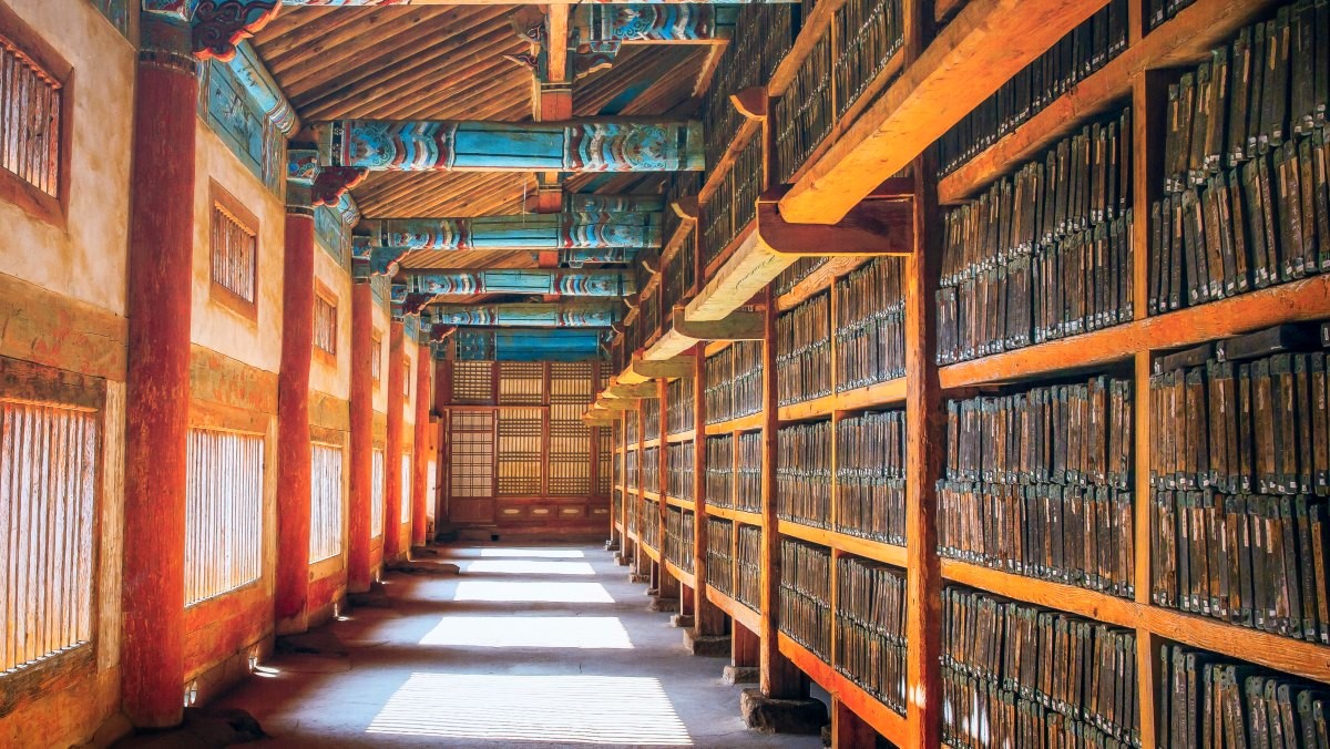 해인사 팔만대장경 장경판전 내부. / Jinroo-shutterstock.com