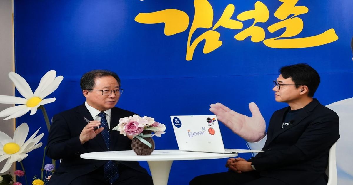 김석준 부산시교육감 예비후보가 인공지능(AI) 전문가와 만나 부산교육의 미래 방향을 논의하는 모습. / 사진제공=김석준 캠프