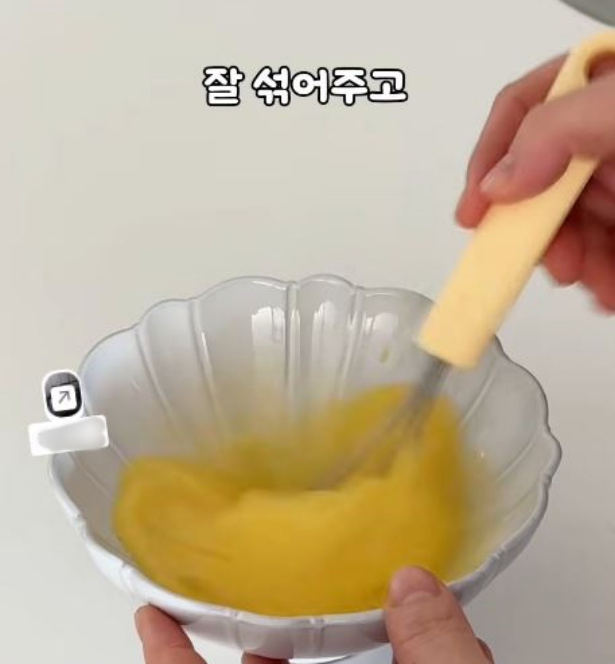 날계란에 양념 재료들을 넣고 잘 섞어주는 모습. / 유튜브 '아베끄유🏡즐거운집생활'