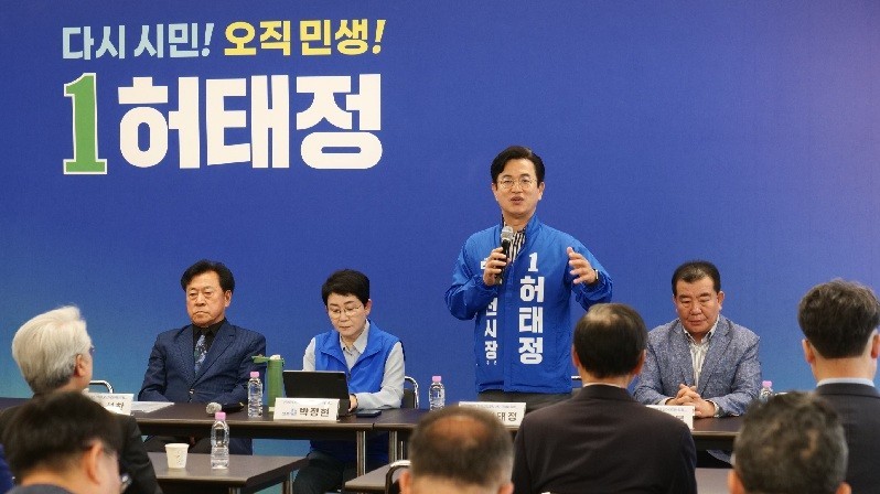 허태정 더불어민주당 대전시장 후보가 13일 중구 선거캠프에서 열린 제1차 선거대책위원회 회의에서 인사말을 하고 있다./사진=허태정 선거캠프
