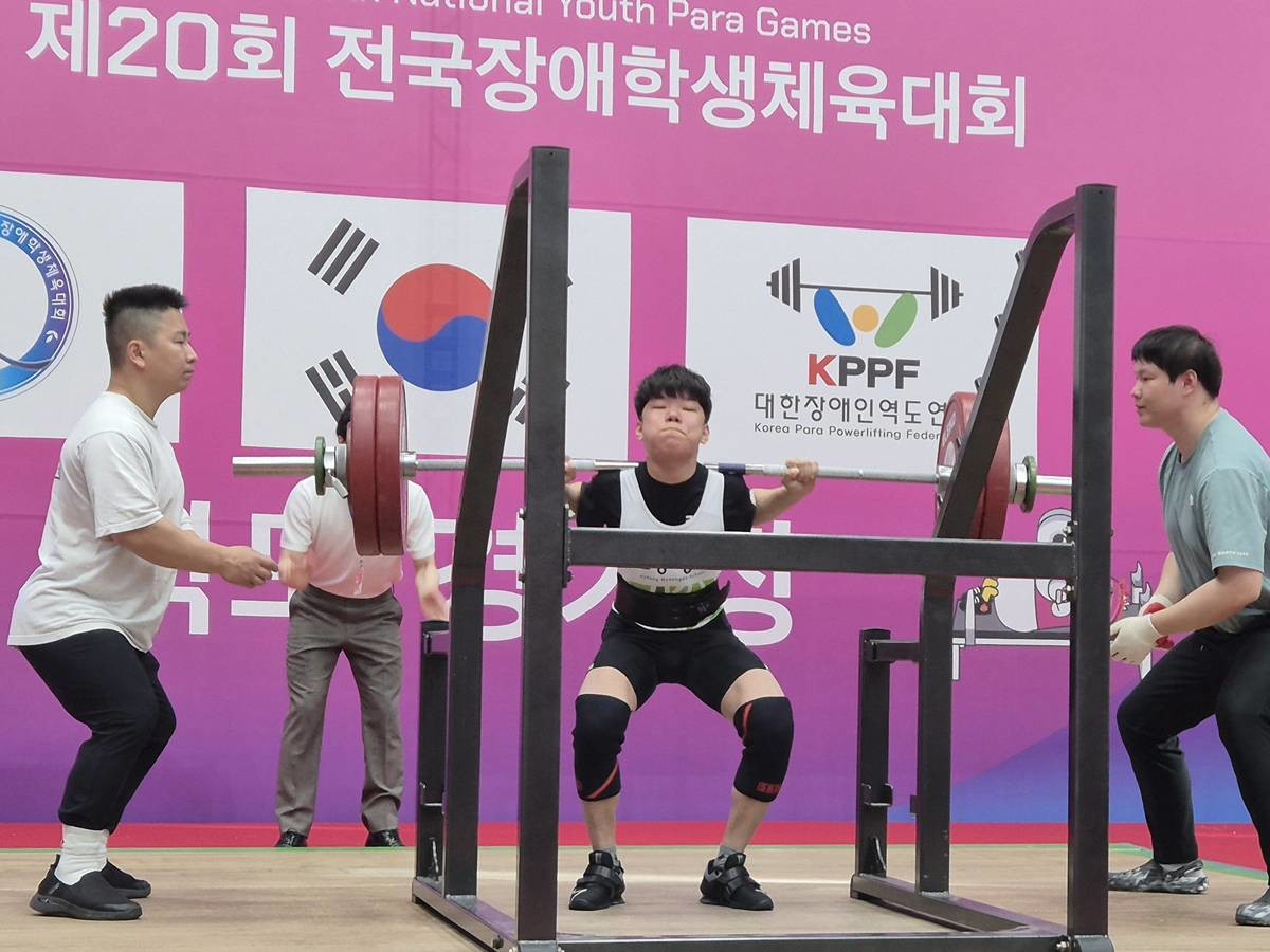 경북 포항명도학교 노지훈 학생(중학교 3학년)이 제20회 전국장애학생체육대회에서 대회신기록을 세우며 3관왕을 달성했다./경북교육청 제공