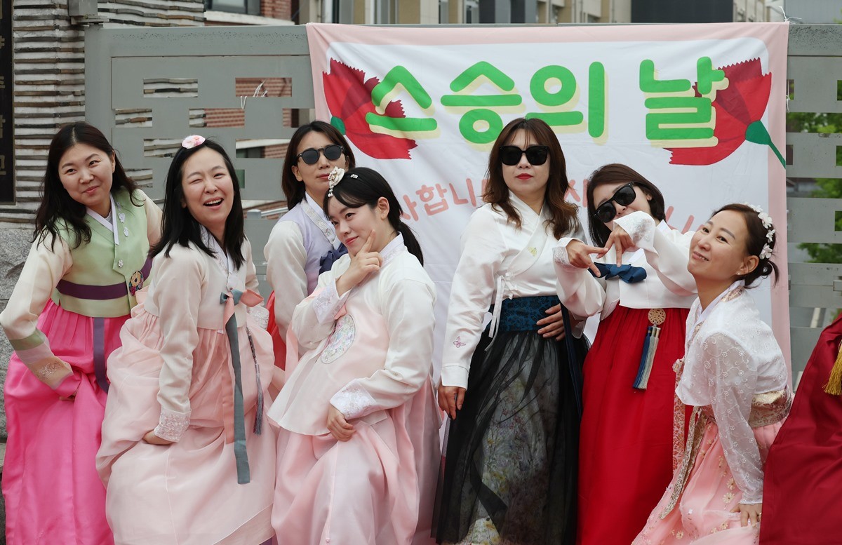 스승의날 기념 등굣길 레드카펫 행사에서 행사를 마친 선생님들이 기념촬영을 하고 있는 모습 / 뉴스1