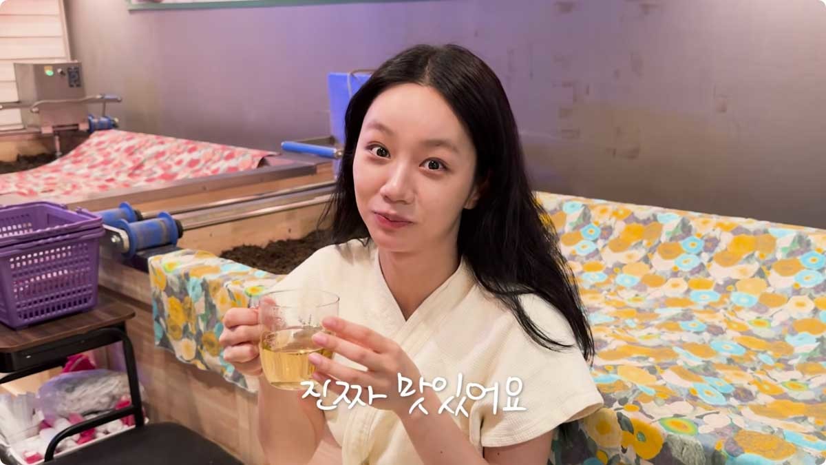 혜리가 개똥쑥차를 마시고 있다. / 유튜브 '혜리'