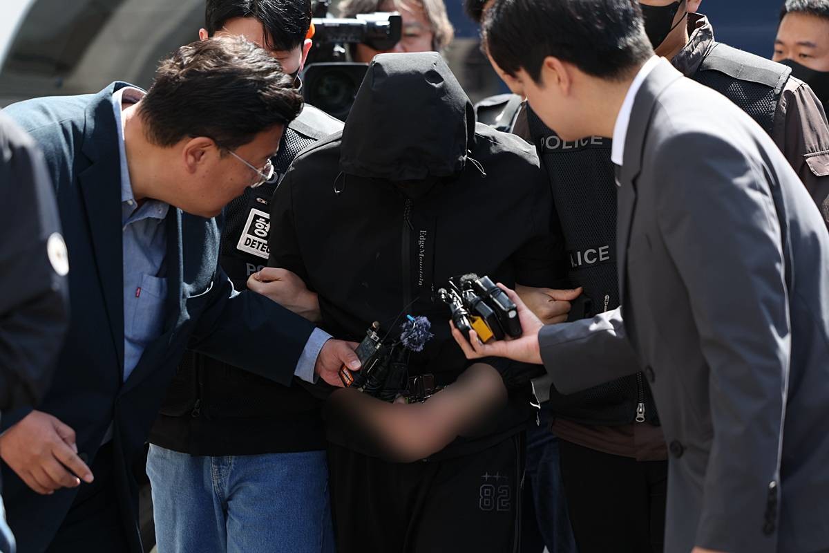 광주 도심에서 일면식 없는 여고생을 살해한 장 모 씨(24)가 지난 7일 구속 전 피의자 심문(영장실질심사)를 받기 위해 광주지방법원에 들어서고 있다 / 뉴스1