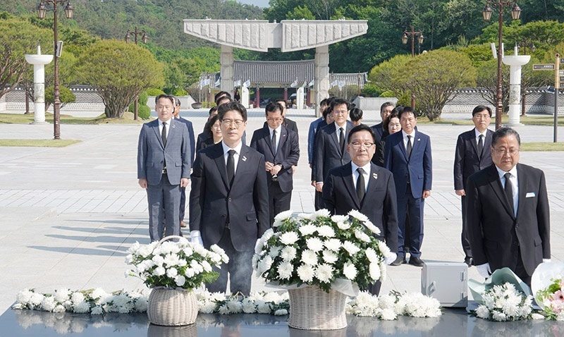 "오월 영령의 숭고한 뜻 잇겠다"… 전남도, 국립5·18민주묘지 합동 참배