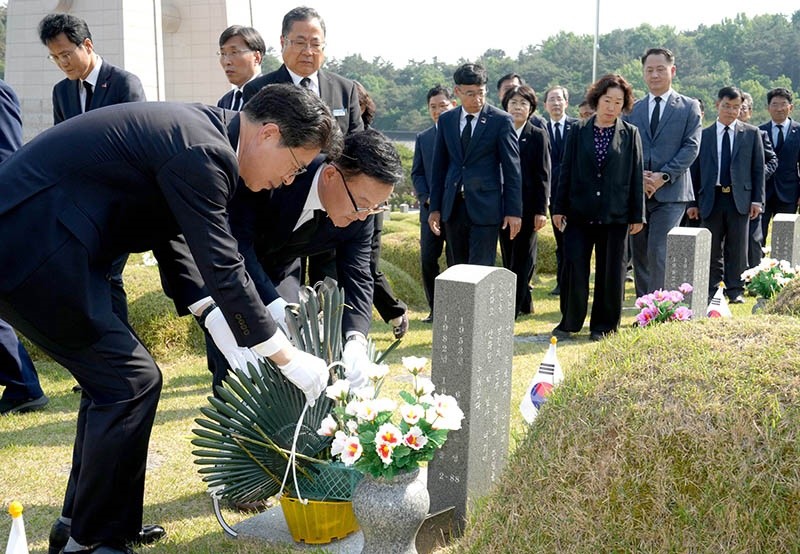 황기연 전라남도 행정부지사, 강위원 전라남도 경제부지사를 비롯한 실·국장들이 13일 광주 국립 5·18 민주묘지 박관현열사의 묘지를 참배하고 있다. / 전남도