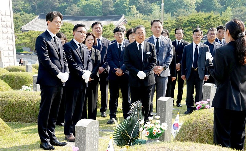황기연 전라남도 행정부지사, 강위원 전라남도 경제부지사를 비롯한 실·국장들이 13일 광주 국립 5·18 민주묘지 박관현열사의 묘지를 참배하고 있다. / 전남도
