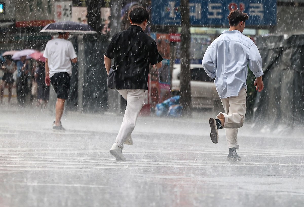 소나기가 내리는 날 우산을 쓴 시민들이 발걸음을 재촉하고 있다. / 뉴스1