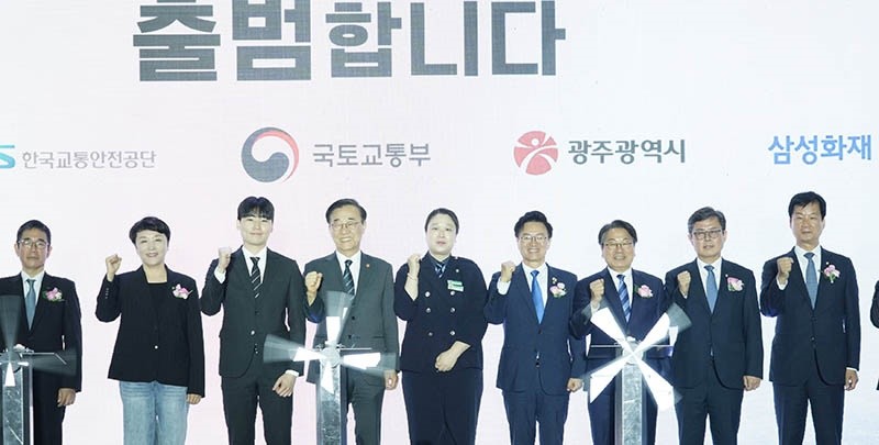 강기정 광주광역시장이 13일 오전 김대중컨벤션센터에서 열린 '대한민국 자율주행팀 출범식'에 참석해 김윤덕 국토부 장관 등 내빈들과 기념촬영을 하고 있다./광주광역시