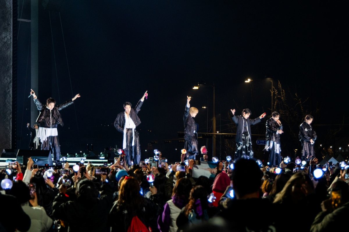 방탄소년단(BTS)이 지난 3월 21일 서울 광화문광장에서 'BTS 컴백 라이브: 아리랑' 발매 기념 컴백 공연을 하고 있는 모습. / 빅히트 뮤직·넷플릭스 제공