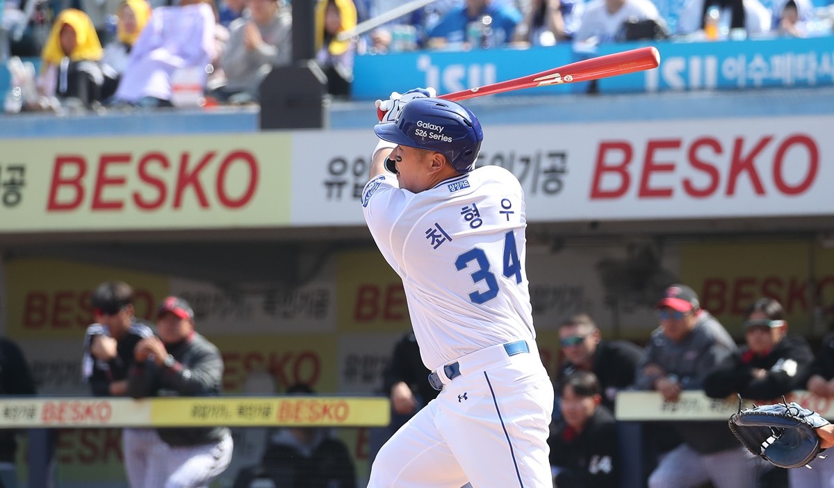 삼성 라이온즈 최형우가 타격하는 모습 / 뉴스1