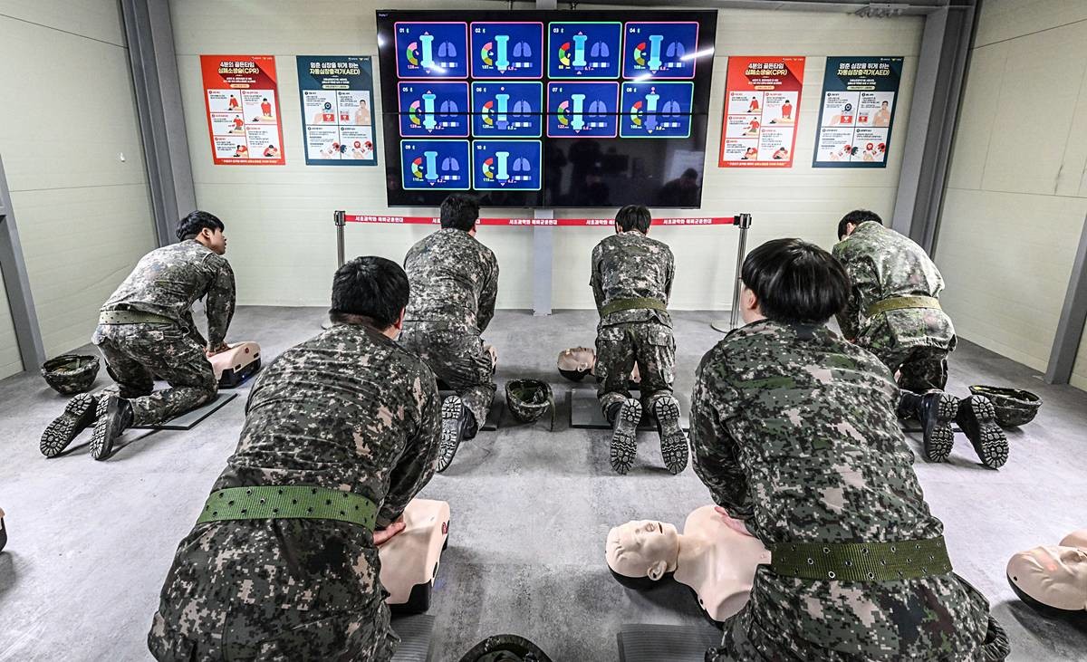 스마트 심폐소생술 시뮬레이터로 교육받는 예비군들 / 뉴스1