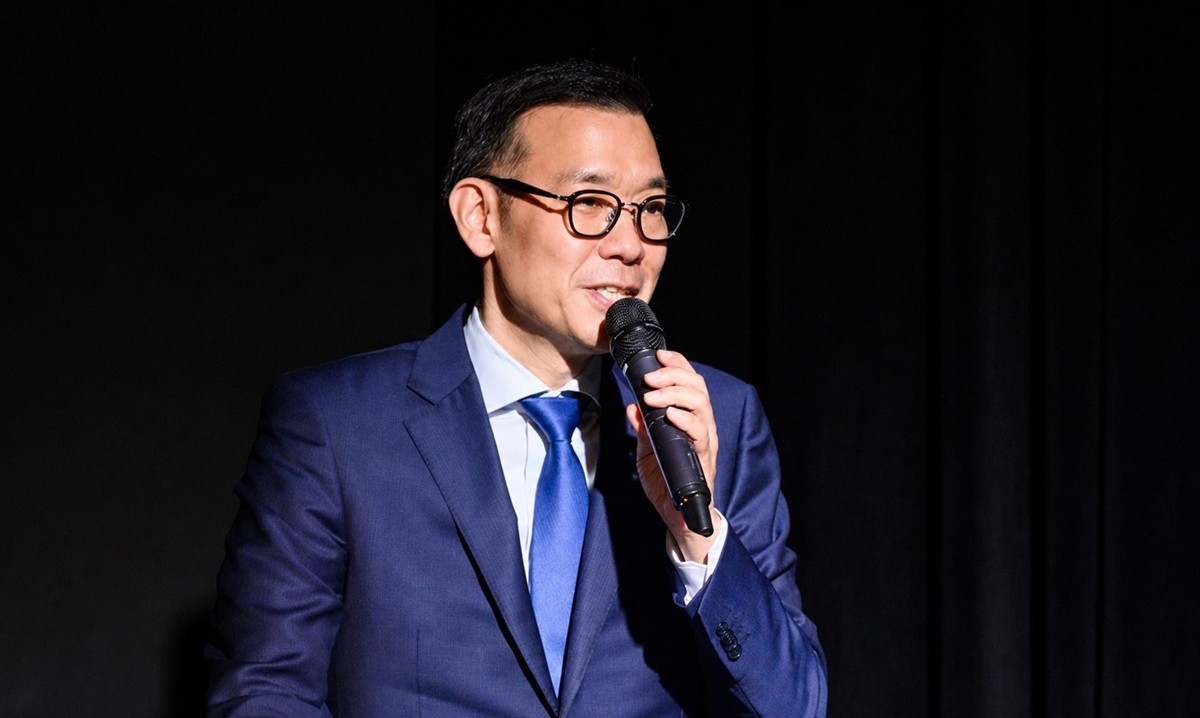 '패닉' 출신 가수 김진표가 만년필 회사인 한국파이롯트 설립자 외조부의 뜻을 잇는다. 김진표가 '쓰기 문화' 진흥을 위해 설립된 고홍명·함은숙 문화재단의 초대 이사장을 맡게 됐다. 고홍명·함은숙 문화재단은 지난 13일 서울돈화문국악당에서 김진표 이사장이 참석한 가운데 출범 기념식을 열고 공식적인 활동의 시작을 알렸다. 이날 기념식에는 김진표를 비롯해 '패닉' 출신 가수 이적과 라이머 등 동료 가수들도 참석했다. / 고홍명·함은숙 문화재단 제공