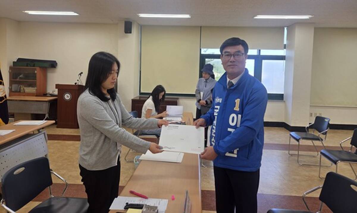 [6·3지선 : 군위군수] 이기만 민주당 후보, 후보등록 “다시 뛰는 군위 만들겠다”