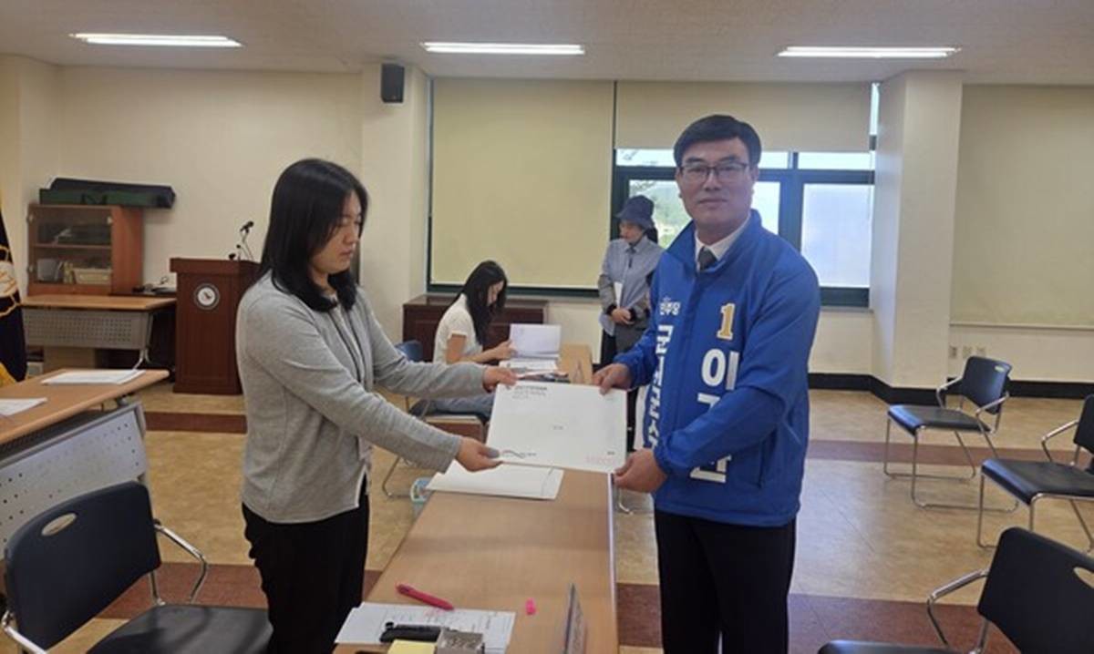 이기만 더불어민주당 군위군수 후보는 14일 오전 군위군선거관리위원회에서 후보등록을 마치고 본격적인 선거운동에 돌입했다. /이기만 후보 제공