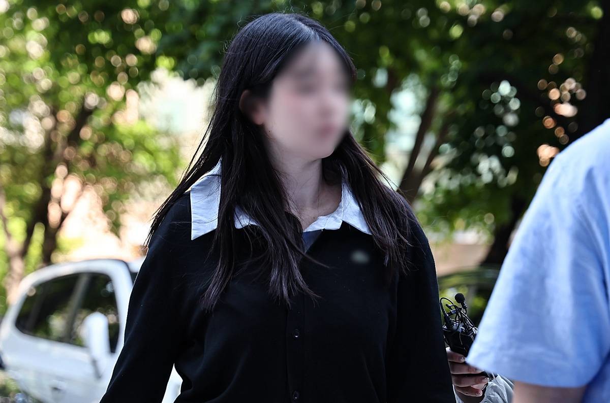 모텔에서 아이를 출산한 뒤 숨지게 한 혐의를 받는 A 씨가 14일 서울 양천구 서울남부지방법원에서 열린 구속 전 피의자 심문(영장실질심사)에 출석하고 있다 / 뉴스1