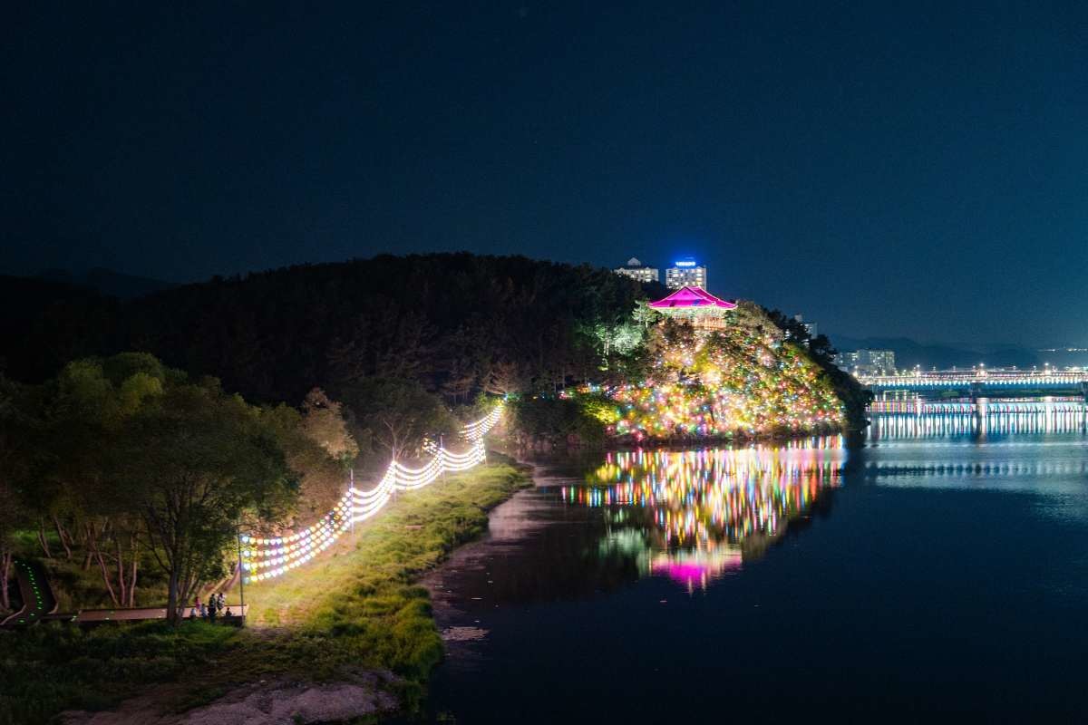 형산강 연등문화축제. 2024년 공모작, [은상]윤00_ 빛나는 금장대. / 형산강 연등문화축제