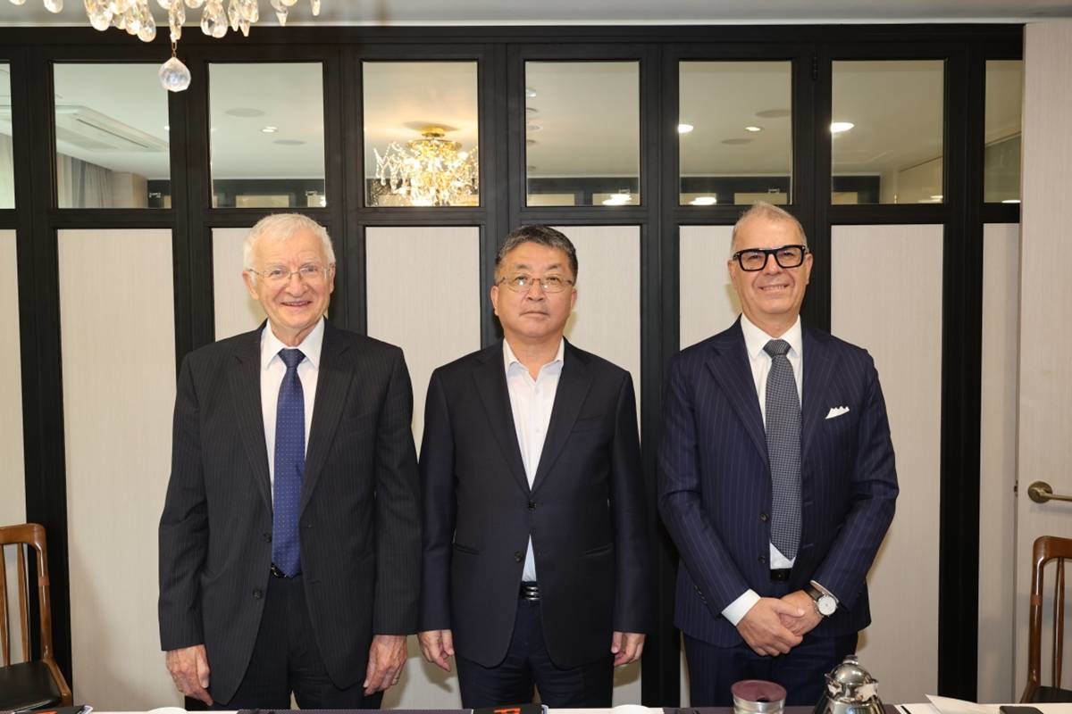 포항시는 14일 세계제조업재단(WMF) 창립자이자 학술위원장인 마르코 타이쉬, 미국 아이오와대학교의 앤드류 쿠시악과 간담회를 가졌다. (왼쪽부터 앤드류 쿠시악 미국 아이오와대학교 산업시스템공학과 교수, 장상길 포항시장 권한대행, 마르코 타이쉬 WMF 학술위원장)