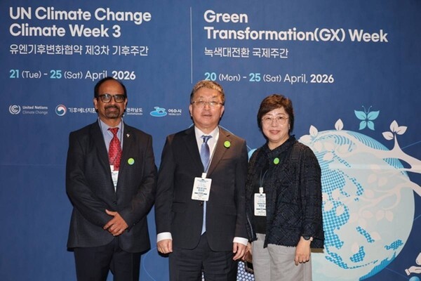 포항시는 지난 4월 21일 여수에서 열린 2026 유엔기후변화협약 기후주간 및 대한민국 녹색전환 국제주간 연계행사인 ‘2026 세계 기후도시포럼’에 참석, 2027년 포항에서 열릴 이클레이 세계총회의 성공적인 개최를 위한 협력 방안을 논의했다.(왼쪽부터 에마니 쿠마 이클레이 세계본부 부사무총장, 장상길 포항시장 권한대행, 박연희 이클레이 한국사무소 소장)