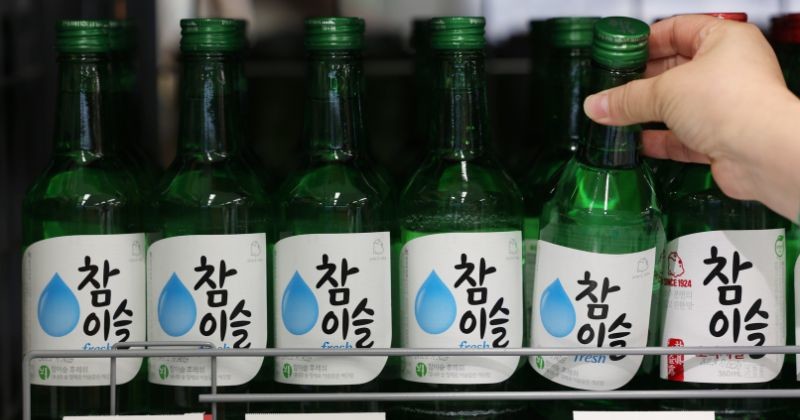 직원이 소주와 맥주를 정리하고 있다 / 뉴스 1