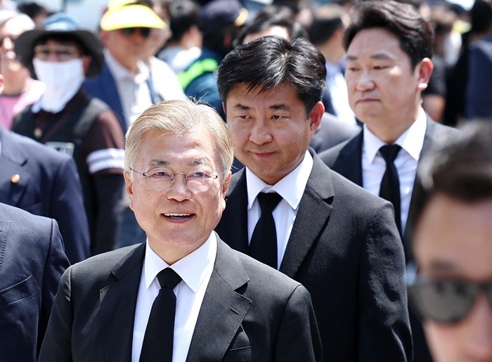 문재인 전 대통령(왼쪽부터)과 고(故) 노무현 전 대통령의 아들 노건호 씨, 사위 곽상언 더불어민주당 당선인이 23일 오후 경남 김해 봉하마을에서 열린 노 전 대통령 서거 15주기 추도식에 참석하고 있다. 2024.5.23 / 뉴스1