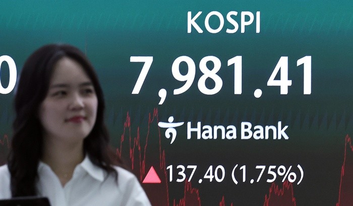 14일 오후 서울 중구 하나은행 본점 딜링룸 전광판에 코스피 지수 등 종가가 표시되고 있다. 이날 코스피는 전 거래일 대비 137.4포인트(1.75%) 오르며 사상 최고치인 7981.41로 장을 마쳤다. 코스닥도 전일보다 14.16포인트(1.20%) 오른 1,191.09에 마감했다. 2026.5.14/뉴스1