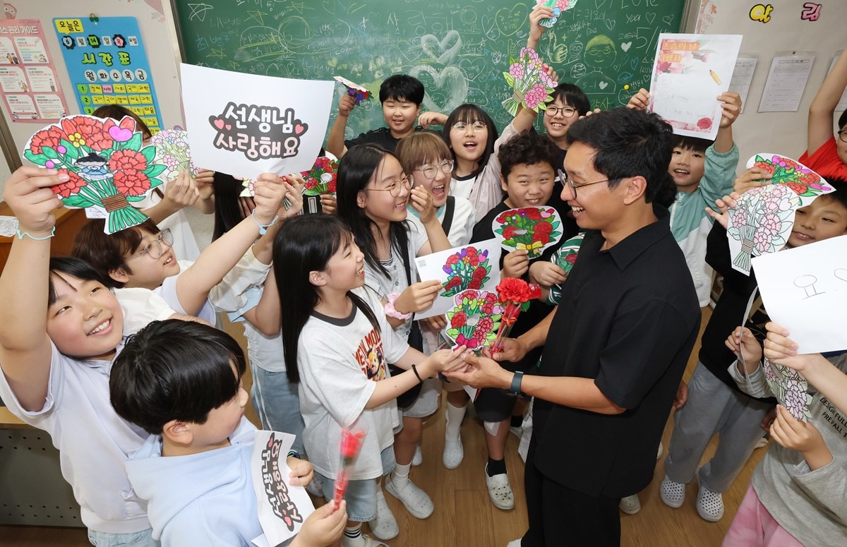 스승의날을 하루 앞둔 14일 경기 수원시 영통구 효동초등학교에서 학생들이 담임선생님에게 감사 인사를 전하고 있는 모습 / 뉴스1