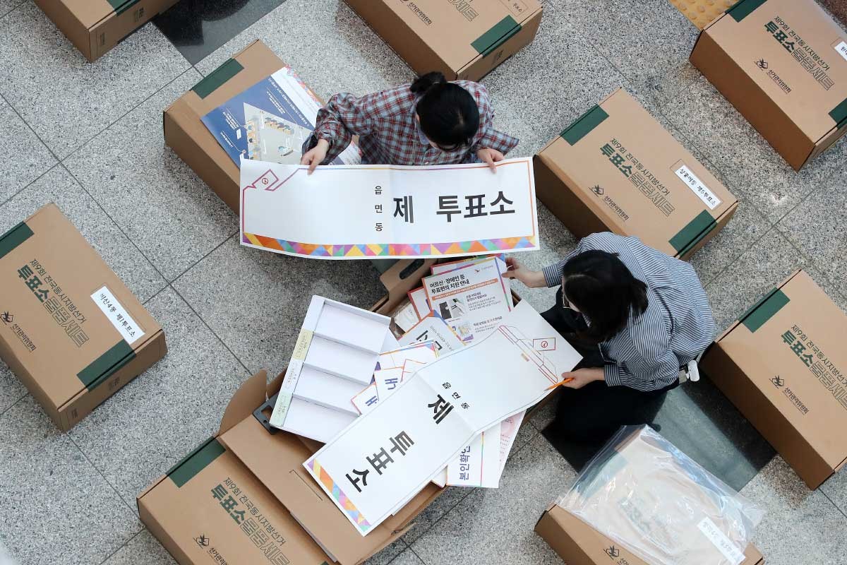 제9회 전국동시지방선거가 20일 앞으로 다가온 14일 오후 대구시선거관리위원회에서 선관위 관계자들이 투표소 물품 세트를 검수하고 있다. / 뉴스1