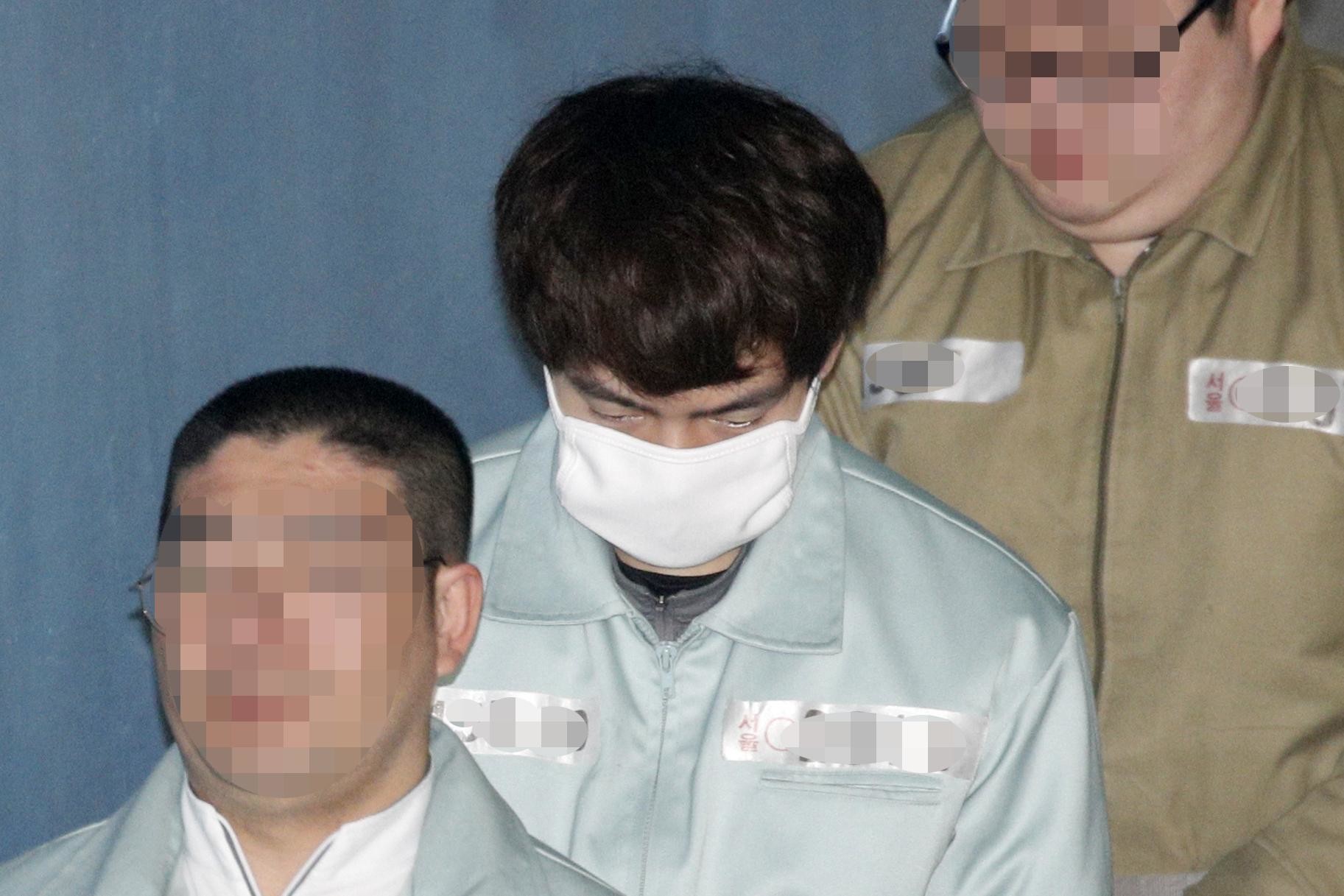 무면허 음주운전을 하다가 추돌사고를 낸 뒤 현장에서 도주한 혐의로 구속 기소된 배우 손승원(29)이 14일 오전 서울 서초구 중앙지방법원에서 열린 도로교통법위반 등 공판기일에 출석하고 있다. 2019.3.14/뉴스1
