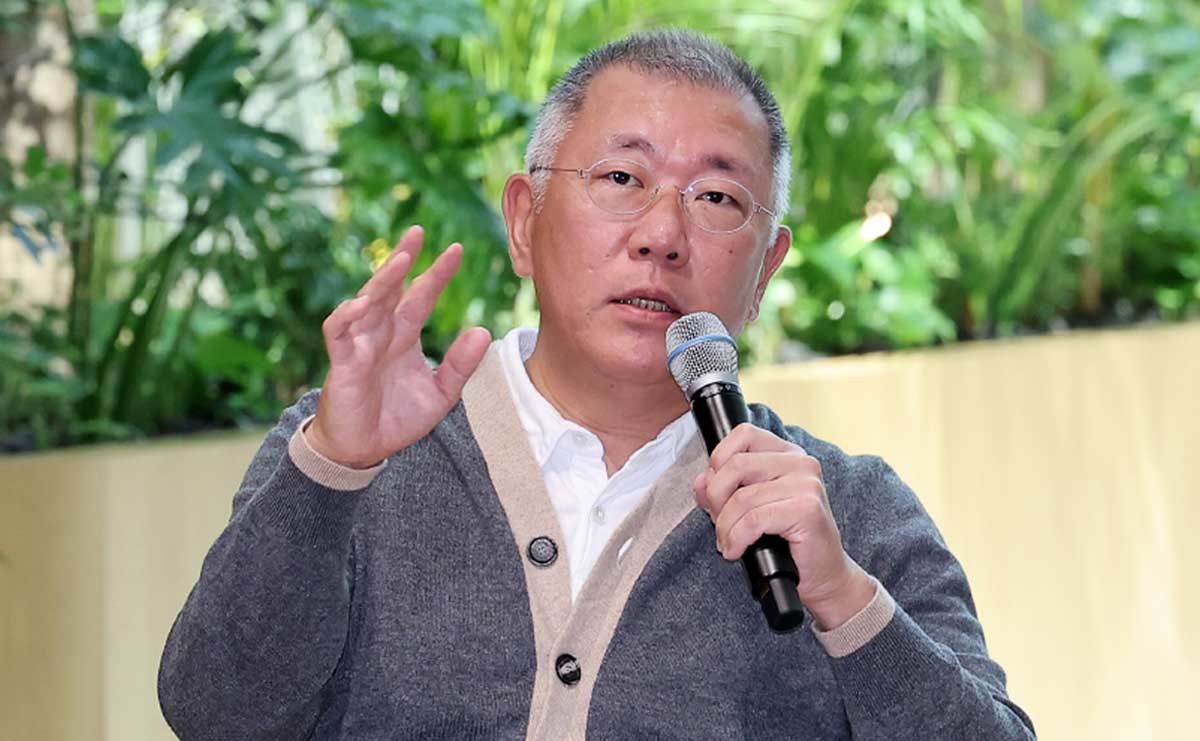 정의선 현대차그룹 회장이 14일 서울 서초구 현대자동차그룹 양재 사옥에서 열린 현대차그룹 양재 사옥 리노베이션 '임직원 대상 로비 오프닝 기념식'에서 발언하고 있다. / 뉴스1