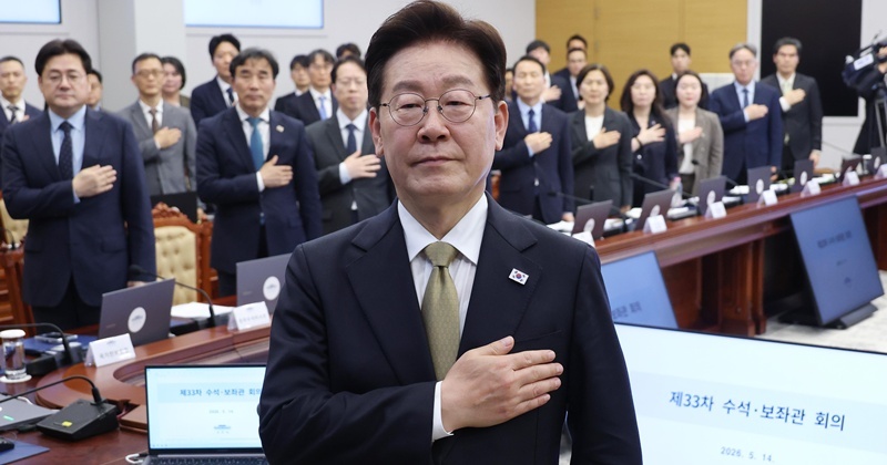 이 대통령, 과거 담임 선생님 만났다...카네이션 달아드리며 건넨 말 
