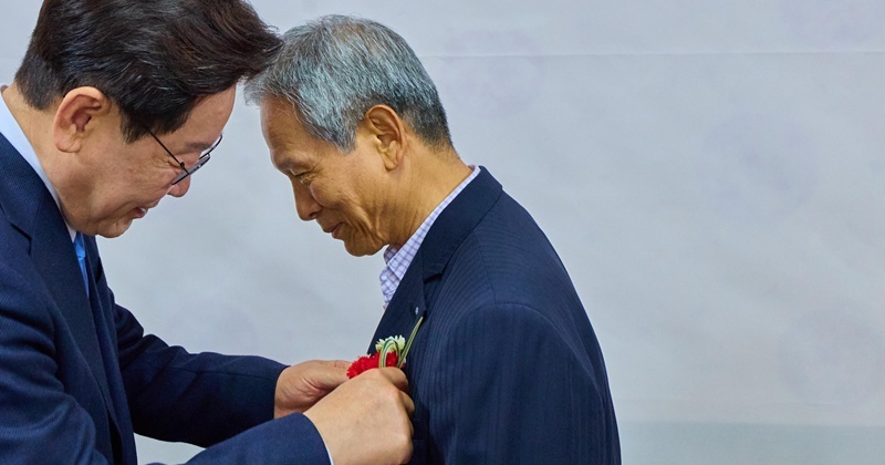 이 대통령, 과거 담임 선생님 만났다...카네이션 달아드리며 건넨 말 