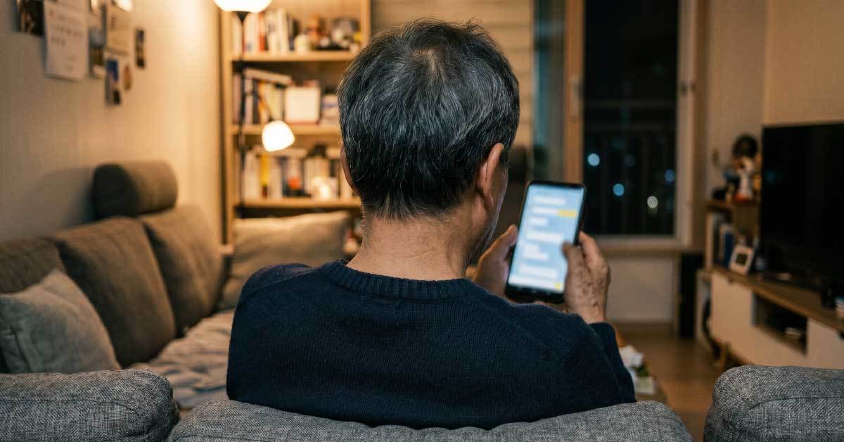 “단톡방 나가고 모임도 끊었다…” 65살 넘어 가장 후회하는 인간관계 1위