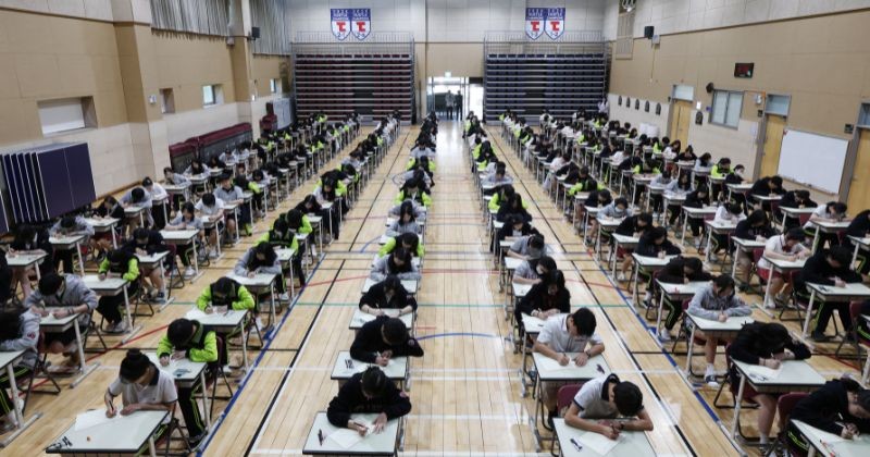 동탄국제고등학교에서 1학년 학생들이 1학기 1차 지필평가를 시험 감독이 없는 '무감독 양심 시험'으로 치르고 있다 / 뉴스 1