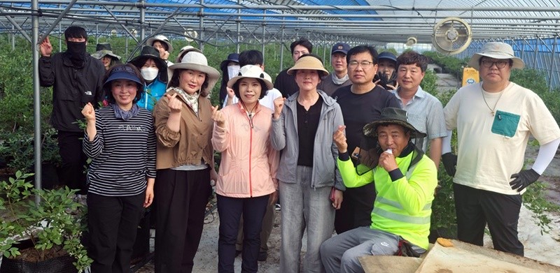 장흥군 환경관리과와 부산면사무소 직원들이 본격적인 농번기를 맞아 일손 부족으로 어려움을 겪고 있는 지역 농가 지원에 나섰다. / 장흥군