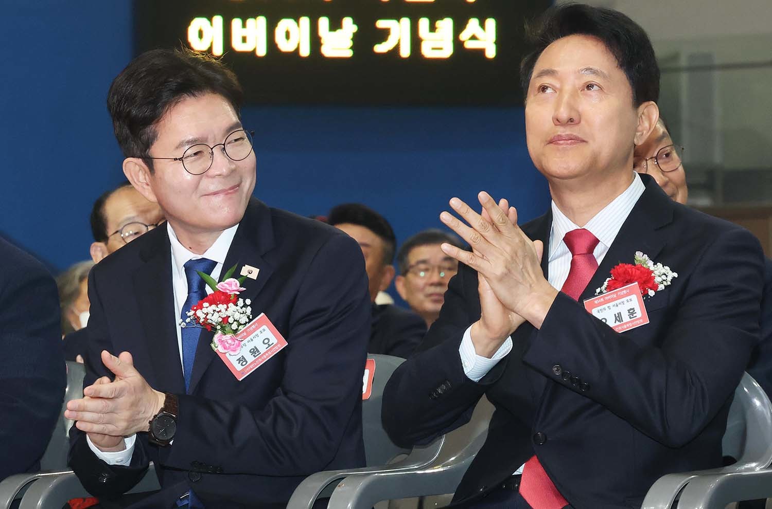 정원오 더불어민주당 서울시장 후보와 오세훈 국민의힘 서울시장 후보가 6일 서울 중구 장충체육관에서 열린 대한노인회 서울시연합회 제54회 어버이날 기념행사에서 나란히 손뼉을 치고 있다. / 뉴스1