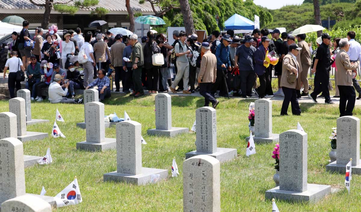 제70회 현충일인 지난해 6월 6일 서울 동작구 국립서울현충원에서 유가족 등 참배객들이 호국영령에 대한 추모를 하기위해 이동하고 있다.  / 뉴스1