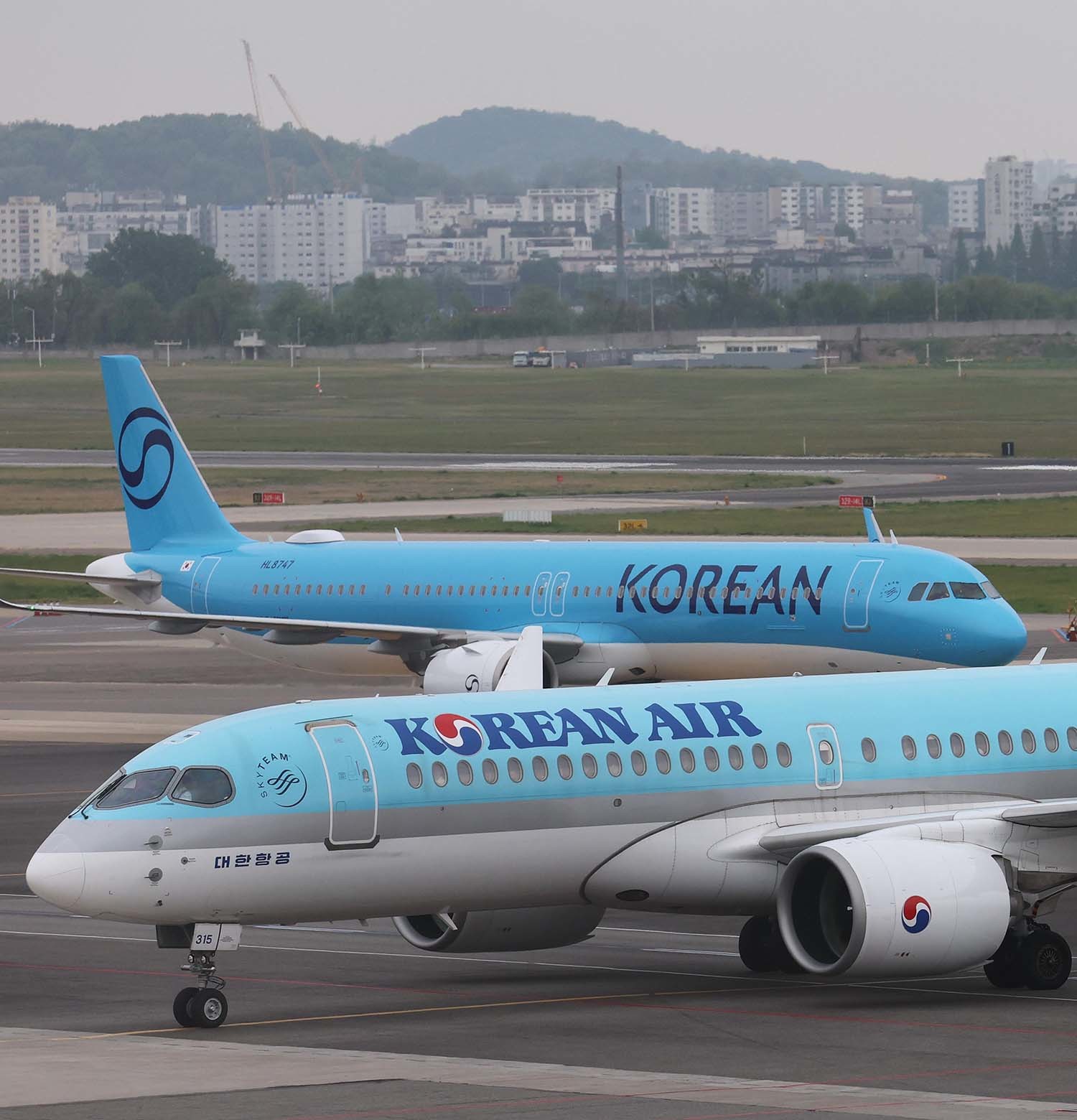 7일 오후 서울 강서구 김포공항 국내선 활주로에서 여객기가 이륙 준비를 하는 모습. / 뉴스1
