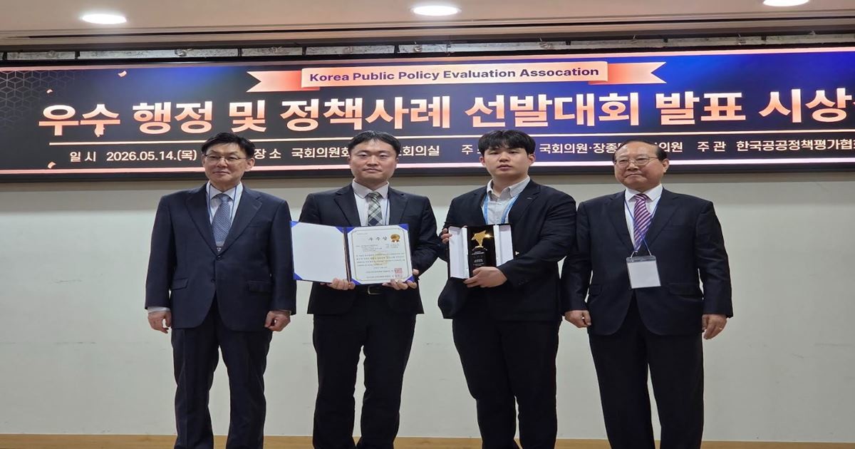왼쪽 두번째 BPA 유창훈 메가포트 계획팀장./ 사진제공=부산항만공사